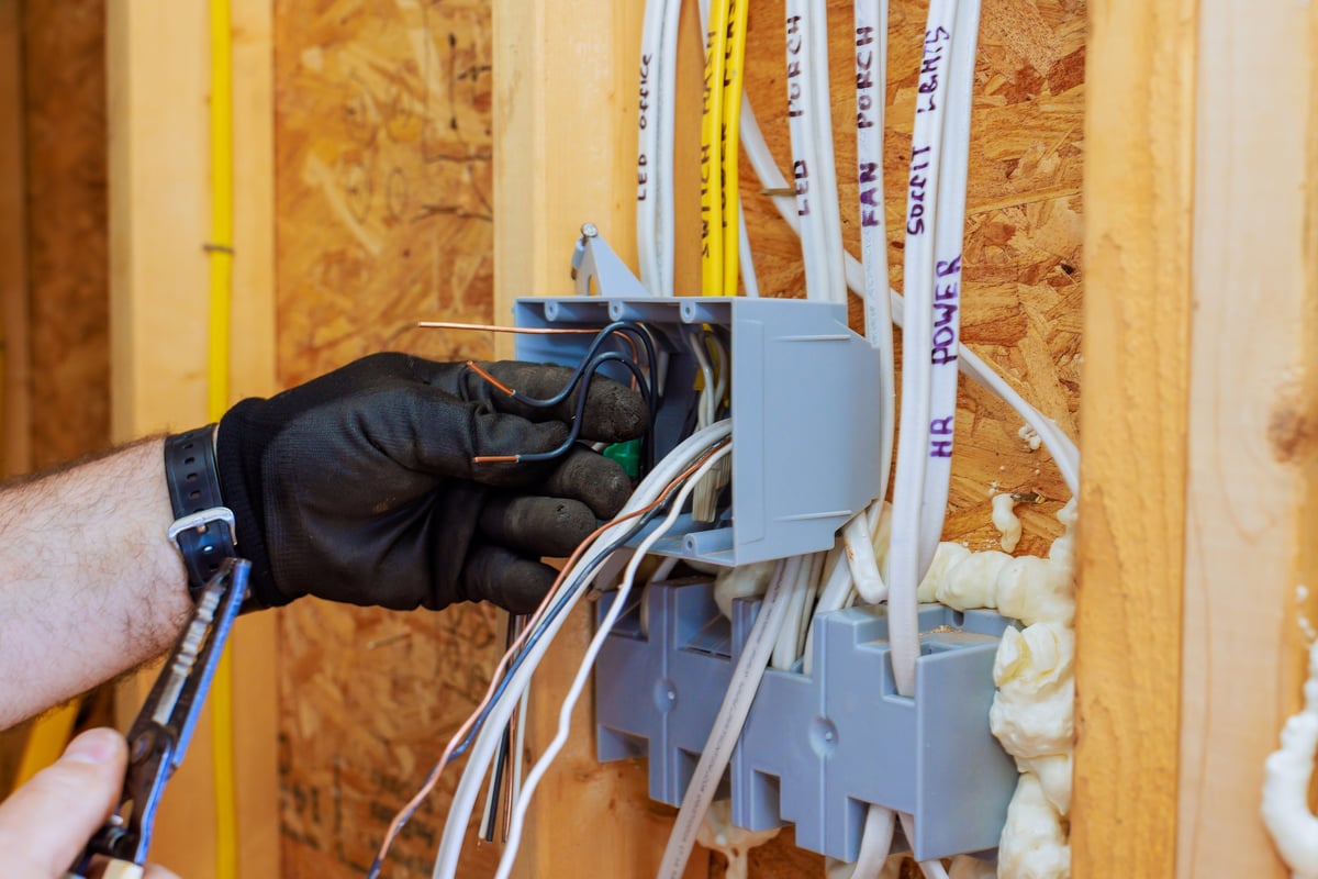 Conexión de cables en caja de circuito durante renovación