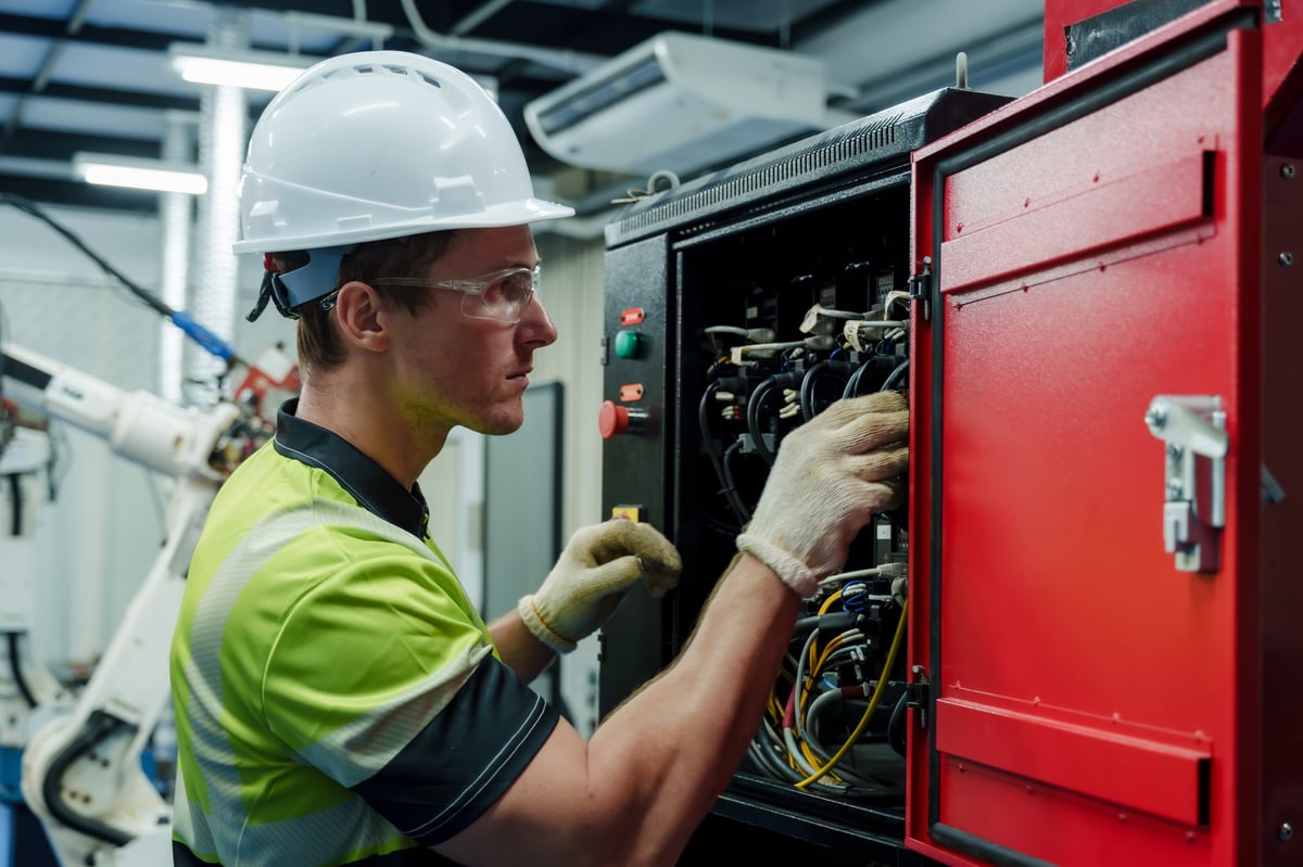 Ingeniero eléctrico realizando inspección en tablero industrial
