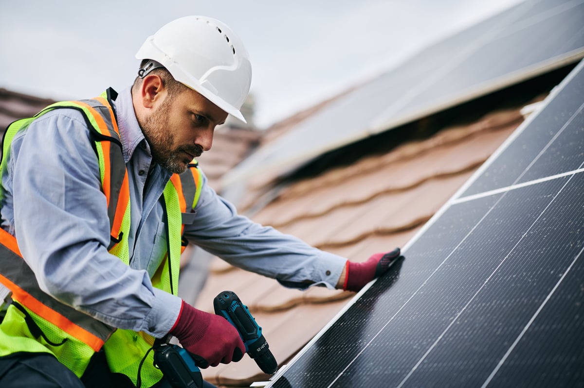 Ingeniero trabajando en instalación solar