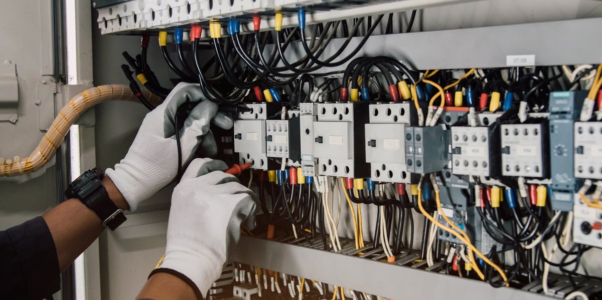 Electricista certificado atendiendo emergencia en tablero eléctrico